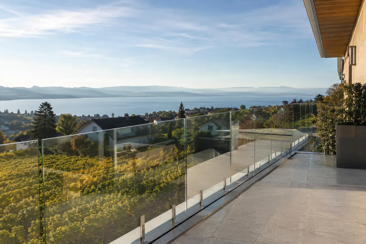 Garde-corps en verre trempé sur mesure à Gland – balustrade terrasse et escalier