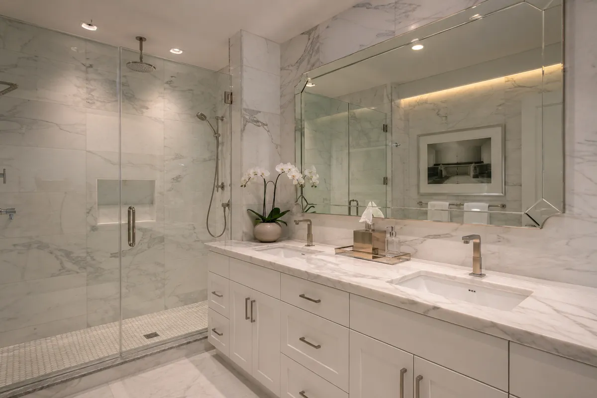 Miroiterie sur mesure à Nyon – paroi de douche en verre trempé et miroir décoratif