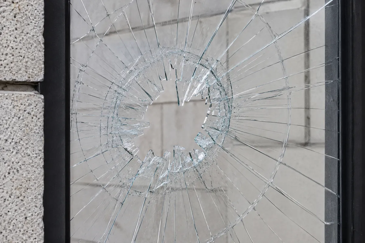 Vitre brisée à Nyon – intervention urgence remplacement vitrage 24h/24